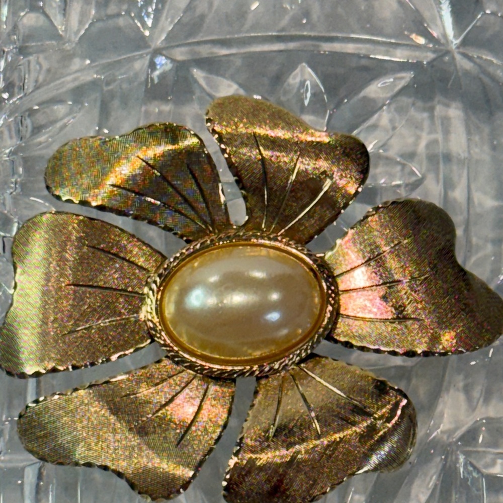 Vintage Textured Gold Flower Brooch with Faux Pearl Center – Bold & Elegant